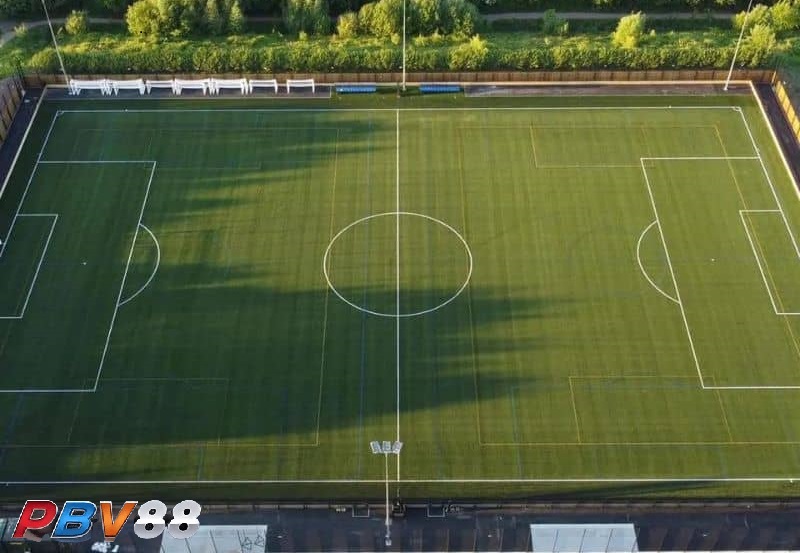 Sân bóng thường có chiều dài là 105m và chiều rộng là 68m Sân bóng thường có chiều dài là 105m và chiều rộng là 68m